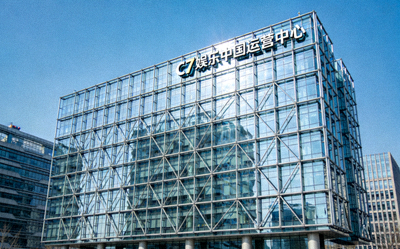C7娱乐中国运营中心所在商务大厦外观照片，现代玻璃幕墙建筑
